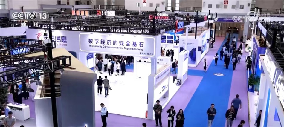 众多前沿技术亮相数字经济大会 “一带一路”展区增进国际交流